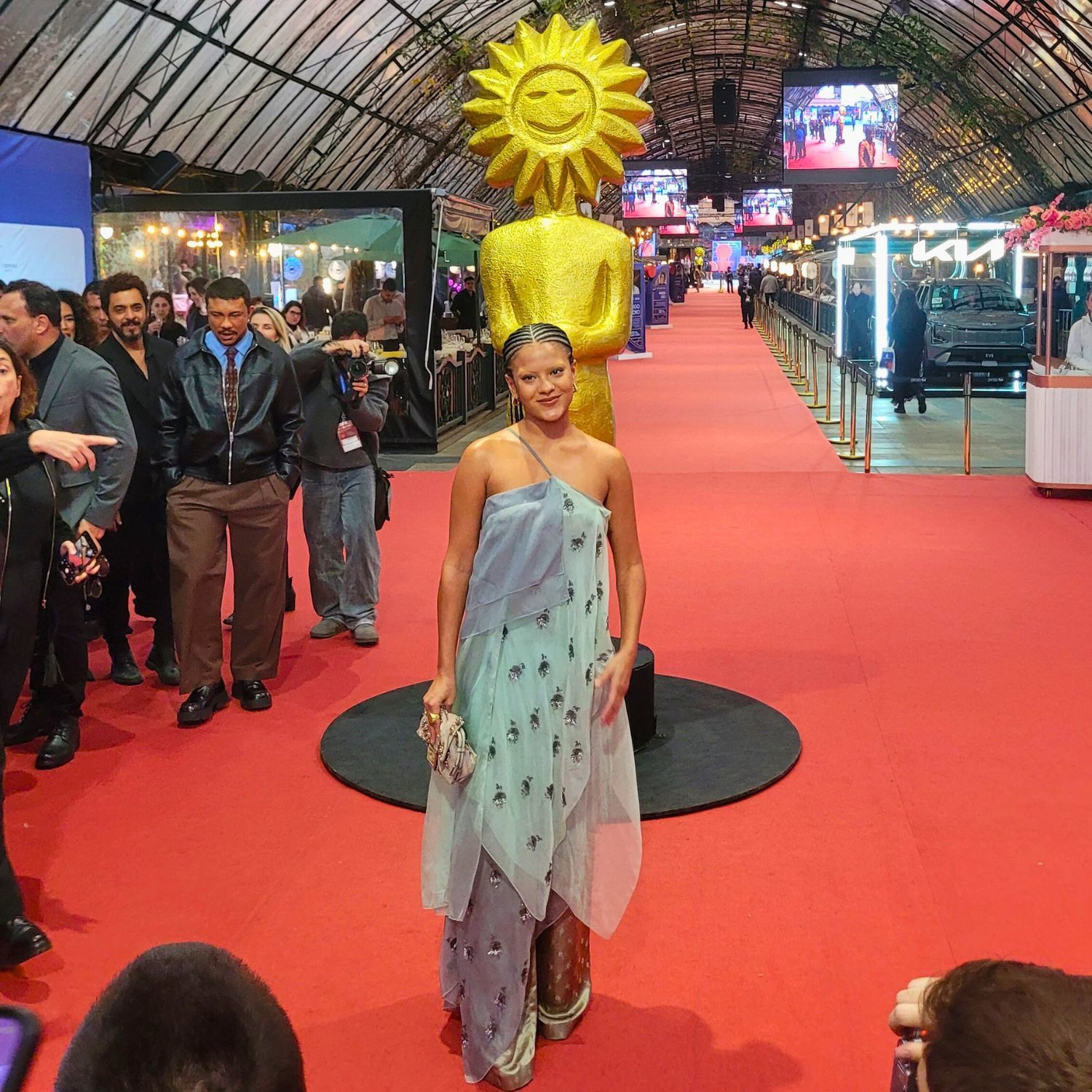 A atriz Bella Campos posa para fotos no tapete vermelho antes da estreia de ‘Cinco Tipos de Medo’ no Festival de Cinema de Gramado - Foto Cristian Martins - Agência Penso A atriz Bella Campos posa para fotos no tapete vermelho antes da estreia de ‘Cinco Tipos de Medo’ no Festival de Cinema de Gramado - Foto Cristian Martins - Agência Penso