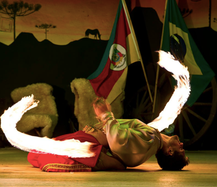 Apresentação artística durante o jantar temático Noite Gaúcha Apresentação artística durante o jantar temático Noite Gaúcha