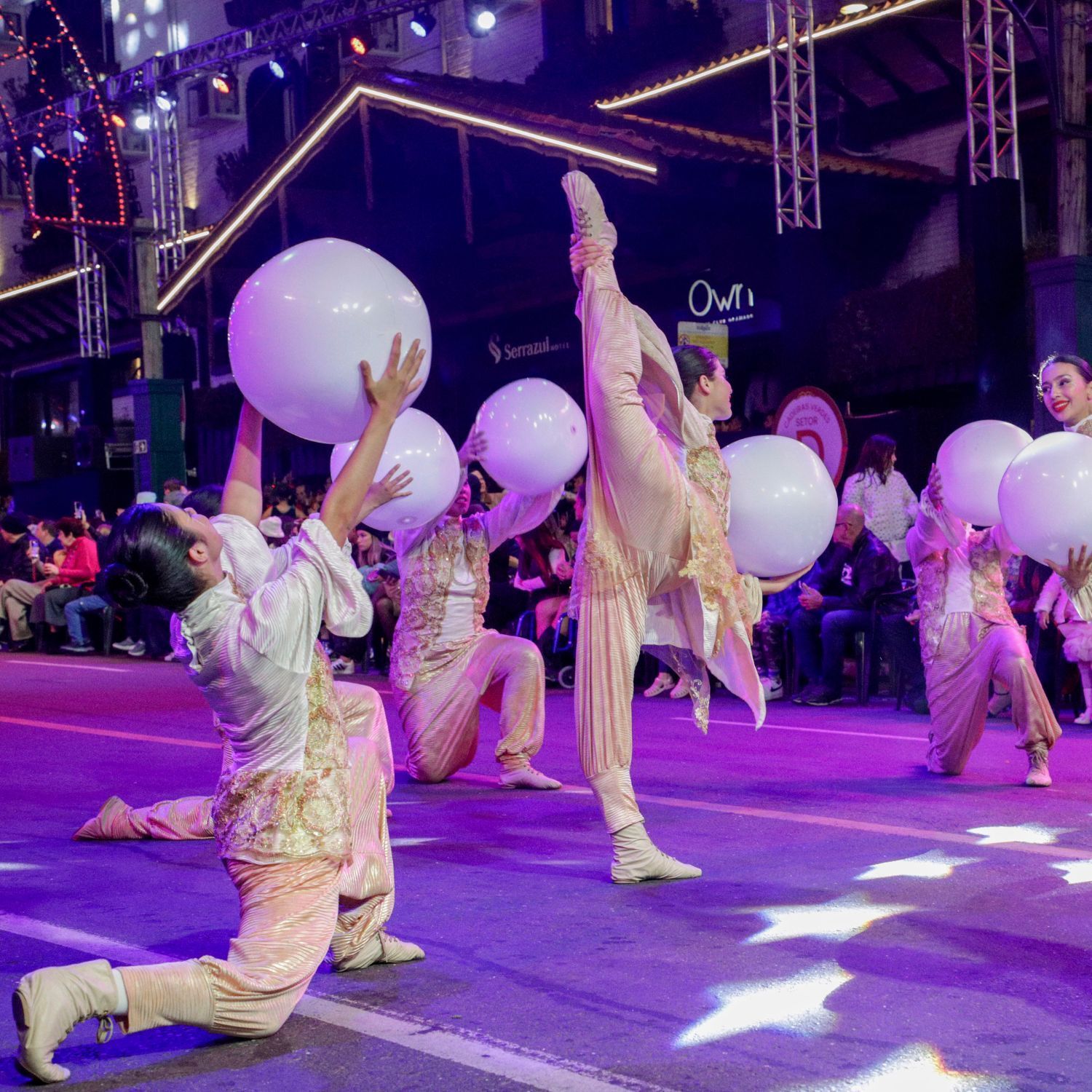 Apresentações artísticas encantam o público durante O Grande Desfile de Natal no Natal Luz Gramado 2024 - - Foto Cleiton Thiele