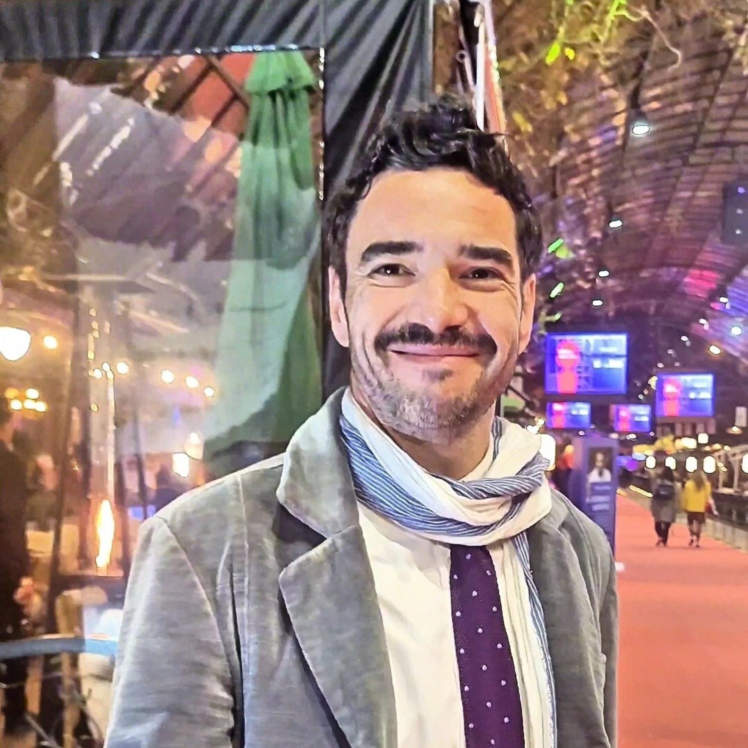 Gramado é um “cenário de sonhos”, afirma Caio Blat no Festival de Cinema de Gramado