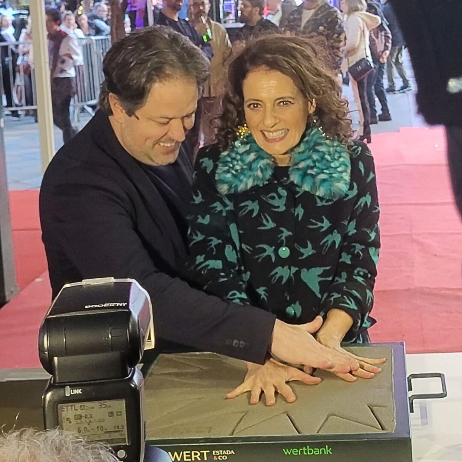 Atriz Denise Fraga eterniza suas mãos na Calçada da Fama do Festival de Cinema de Gramado - Foto: Cristian Martins/Agência Penso Atriz Denise Fraga eterniza suas mãos na Calçada da Fama do Festival de Cinema de Gramado - Foto: Cristian Martins/Agência Penso