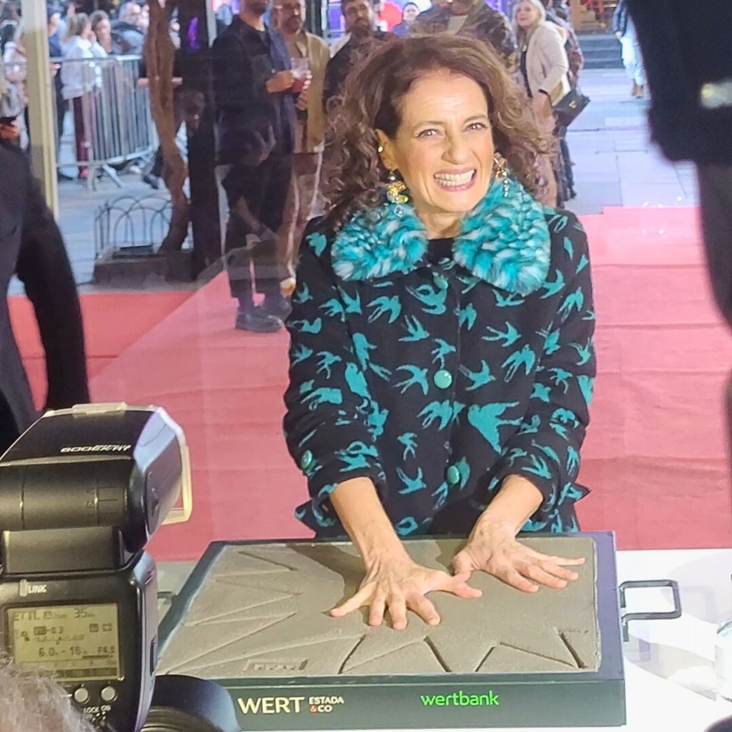 Atriz Denise Fraga eterniza suas mãos na Calçada da Fama do Festival de Cinema de Gramado 