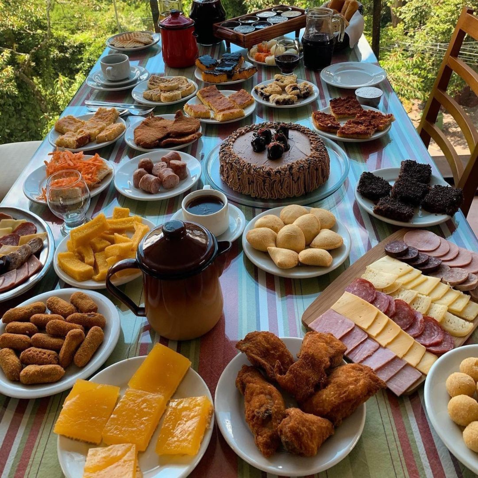 Uma mesa coberta com pratos de comida, incluindo um bolo