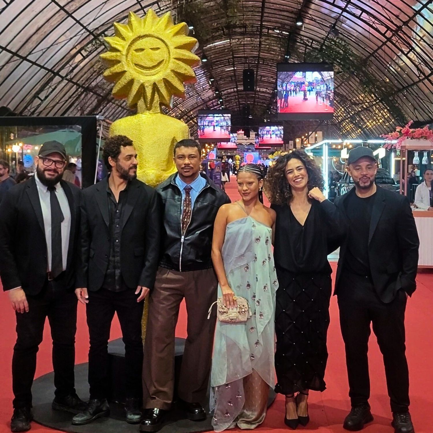 Bella Campos e Xamã brilham no tapete vermelho do Festival de Cinema de Gramado