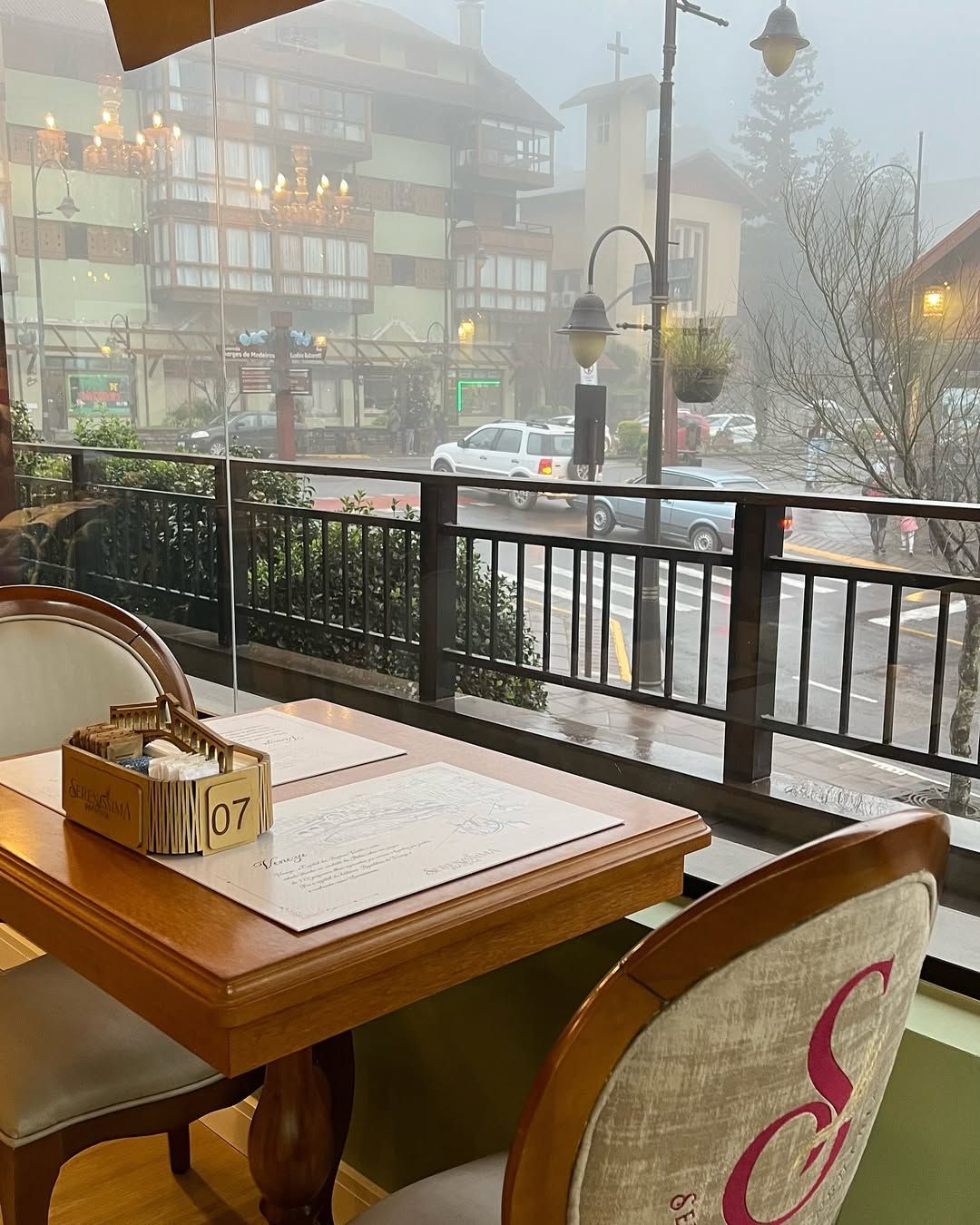 Um dia com neblina no centro de Gramado na vista da Sereníssima Penetteria em Gramado