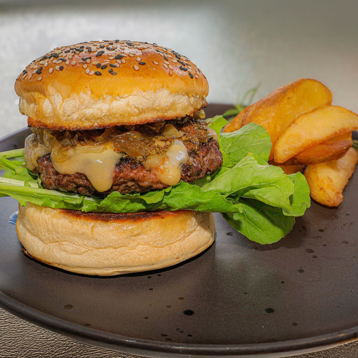 Cardápio Festival de Gastronomia de Gramado Burger Gaúcho Raiz Belle Vitrine Burger Gaúcho Raiz Pão brioche artesanal com gergelim Burger de 140gr de carne bovina com linguiça artesanal Queijo colonial Chimichurri arte Cardápio Festival de Gastronomia de Gramado Burger Gaúcho Raiz Belle Vitrine Burger Gaúcho Raiz Pão brioche artesanal com gergelim Burger de 140gr de carne bovina com linguiça artesanal Queijo colonial Chimichurri arte