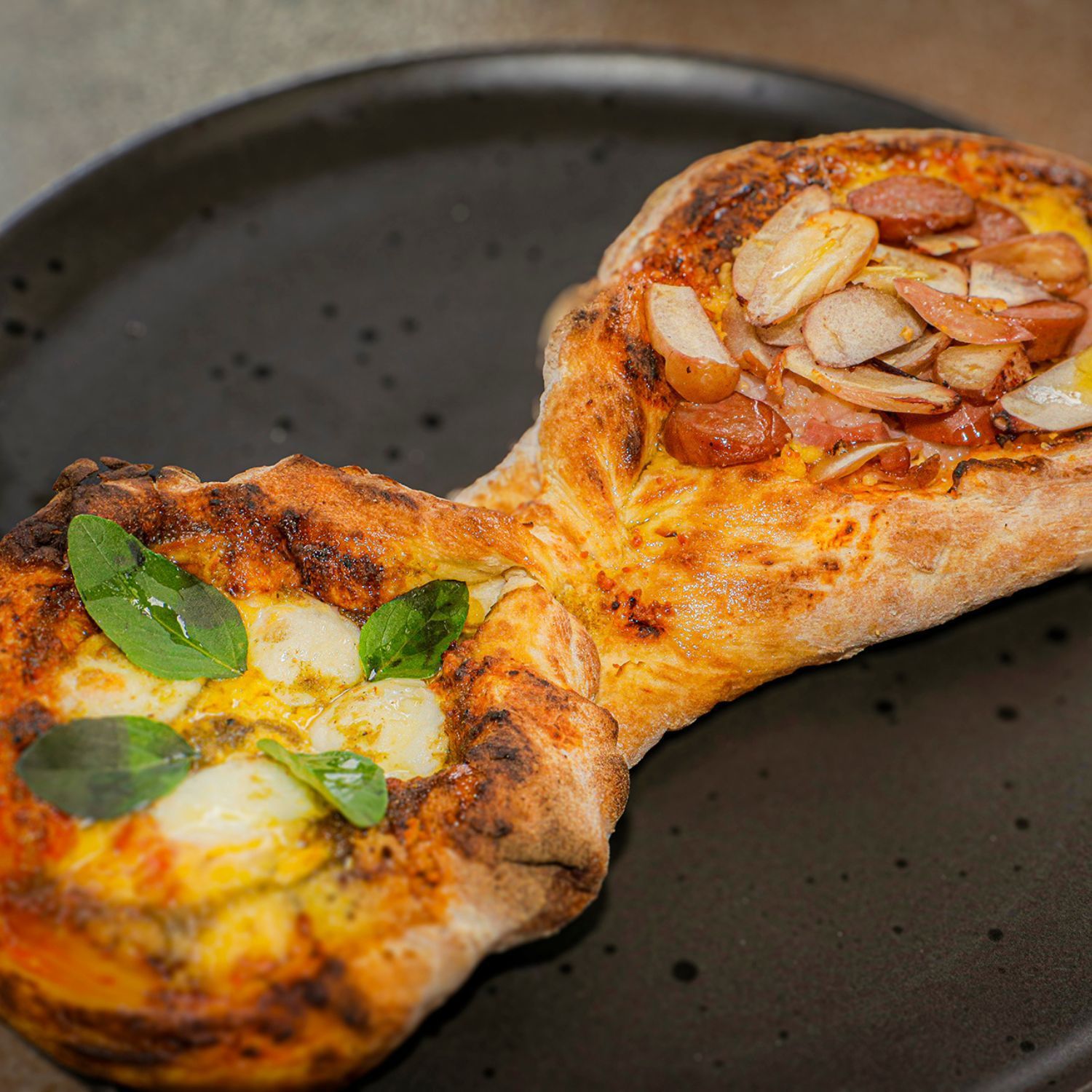 Cardápio Festival de Gastronomia de Gramado Canoline Corleone Pizza Romana Canoline Pizza em formato de canole, unindo duas tradições de um lado, margherita de burrata em homenagem à imigração italiana; do outro, sabor Cardápio Festival de Gastronomia de Gramado Canoline Corleone Pizza Romana Canoline Pizza em formato de canole, unindo duas tradições de um lado, margherita de burrata em homenagem à imigração italiana; do outro, sabor