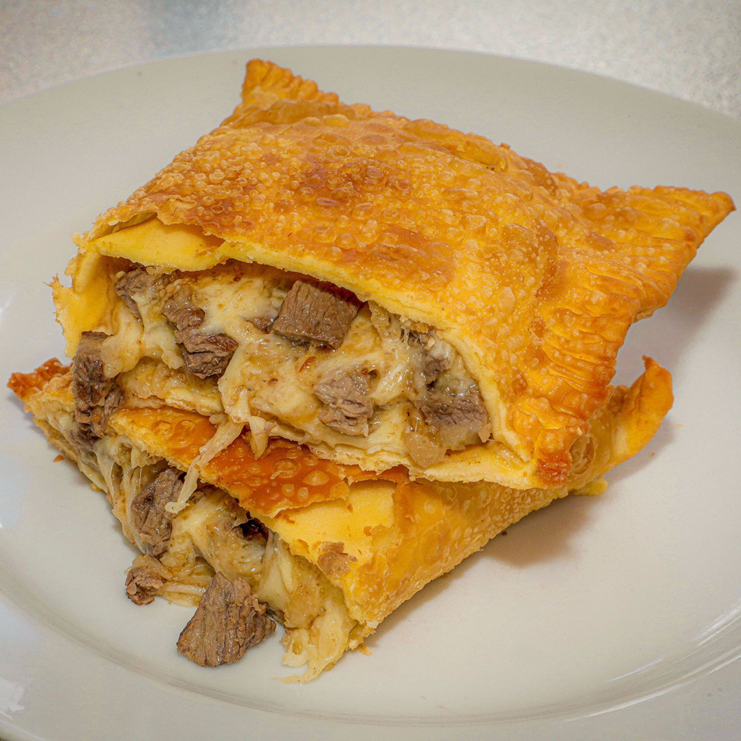 Cardápio Festival de Gastronomia de Gramado Pastel de picanha raíz Camino 152 – El Pasttelero Pastel de picanha raíz Carne de picanha, pasta de alho, queijo e farofa camino Cardápio Festival de Gastronomia de Gramado Pastel de picanha raíz Camino 152 – El Pasttelero Pastel de picanha raíz Carne de picanha, pasta de alho, queijo e farofa camino