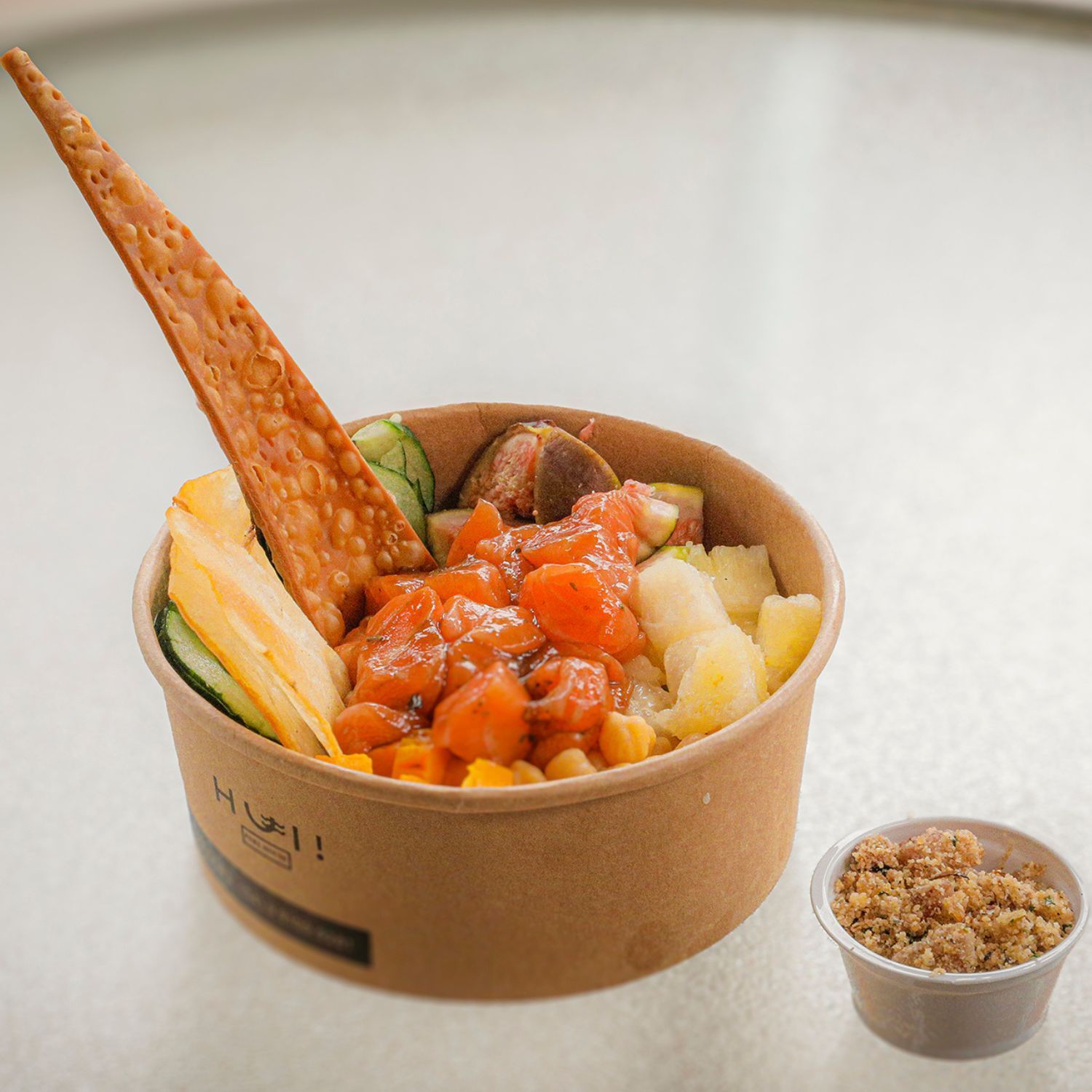 Cardápio Festival de Gastronomia de Gramado Poke Fusão Gaúcha Hui Poke Poke Fusão Gaúcha Escolha a proteína (salmão ou Tofu),Arroz shari, abacaxi, abóbora cabotiá, Figo, Maionese de erva mate, Chips de aipim, Molho chi Cardápio Festival de Gastronomia de Gramado Poke Fusão Gaúcha Hui Poke Poke Fusão Gaúcha Escolha a proteína (salmão ou Tofu),Arroz shari, abacaxi, abóbora cabotiá, Figo, Maionese de erva mate, Chips de aipim, Molho chi