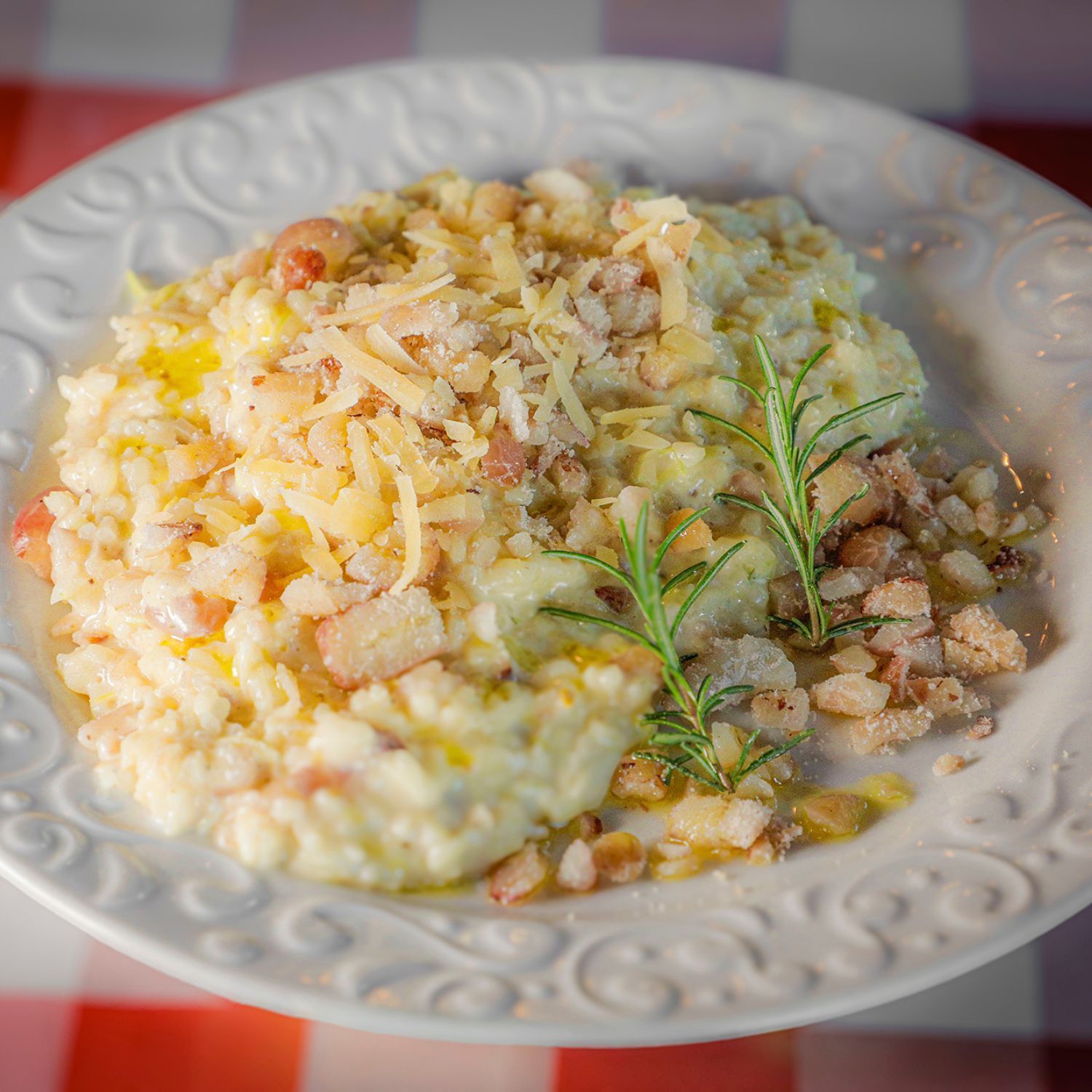 Cardápio Festival de Gastronomia de Gramado Risoto de alho-poró com pinhão Joaquina Risoto de alho-poró com pinhão Risoto preparado no caldo de legumes com alho-poró e pinhão, finalizado com parmesão e temperinho verde Cardápio Festival de Gastronomia de Gramado Risoto de alho-poró com pinhão Joaquina Risoto de alho-poró com pinhão Risoto preparado no caldo de legumes com alho-poró e pinhão, finalizado com parmesão e temperinho verde