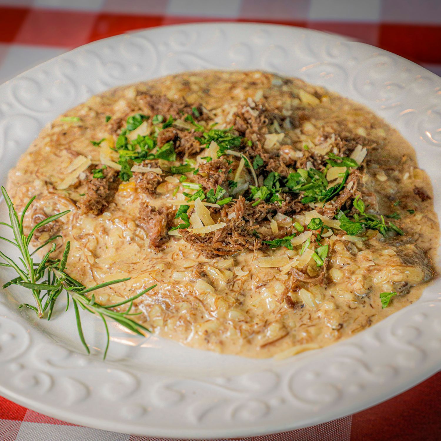 Cardápio Festival de Gastronomia de Gramado Risoto de costela desfiada Joaquina Risoto de costela desfiada Risoto preparado no caldo de legumes com costela desfiada, pimentões e cogumelo paris in natura, finalizado com Cardápio Festival de Gastronomia de Gramado Risoto de costela desfiada Joaquina Risoto de costela desfiada Risoto preparado no caldo de legumes com costela desfiada, pimentões e cogumelo paris in natura, finalizado com