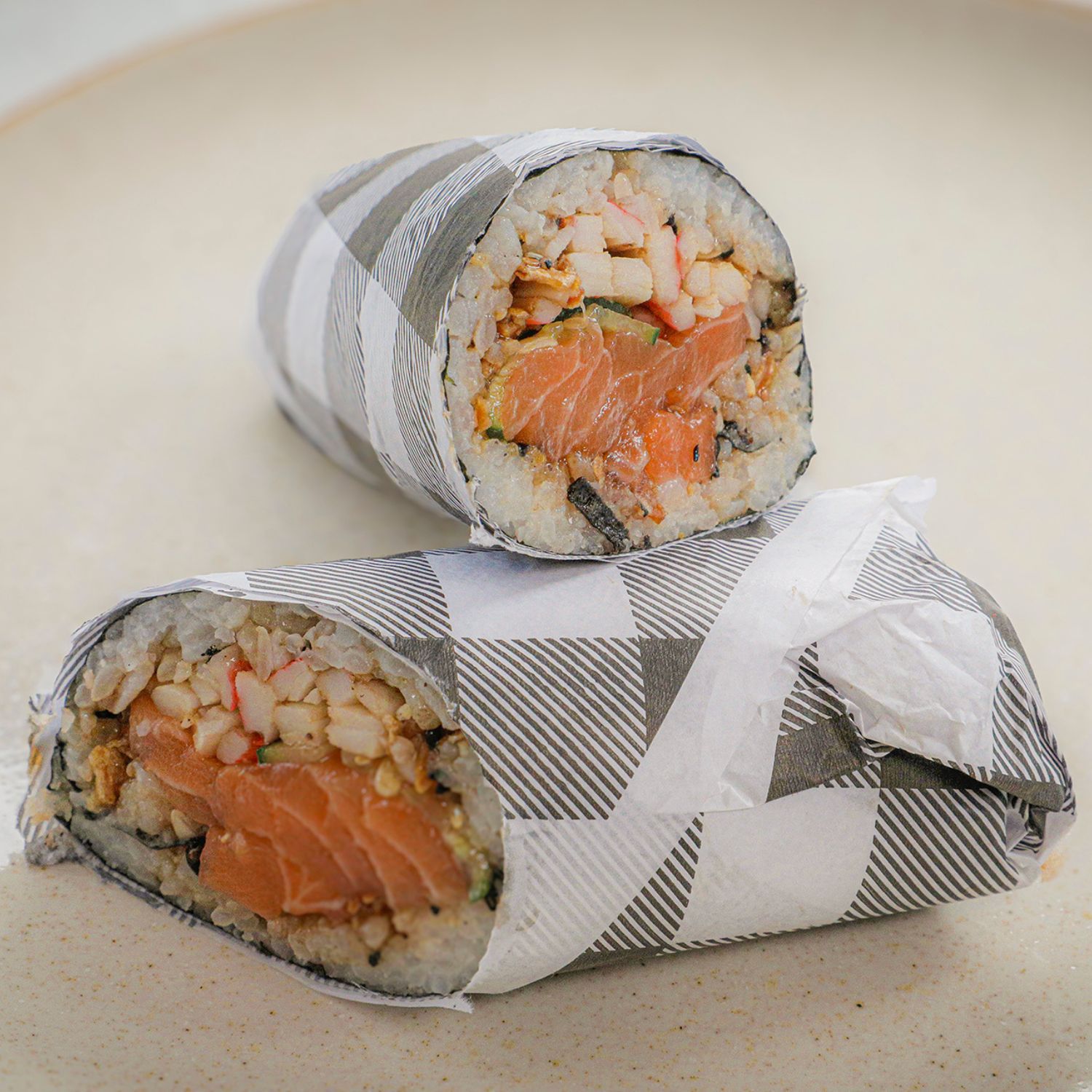 Cardápio Festival de Gastronomia de Gramado Roll Clássico oriental Hui Poke Roll Clássico oriental Escolha a proteína (salmão ou Tofu),Arroz shari, pepino japonês, Kani, Furikake (mix de gergelim com especiarias),Molho Cardápio Festival de Gastronomia de Gramado Roll Clássico oriental Hui Poke Roll Clássico oriental Escolha a proteína (salmão ou Tofu),Arroz shari, pepino japonês, Kani, Furikake (mix de gergelim com especiarias),Molho