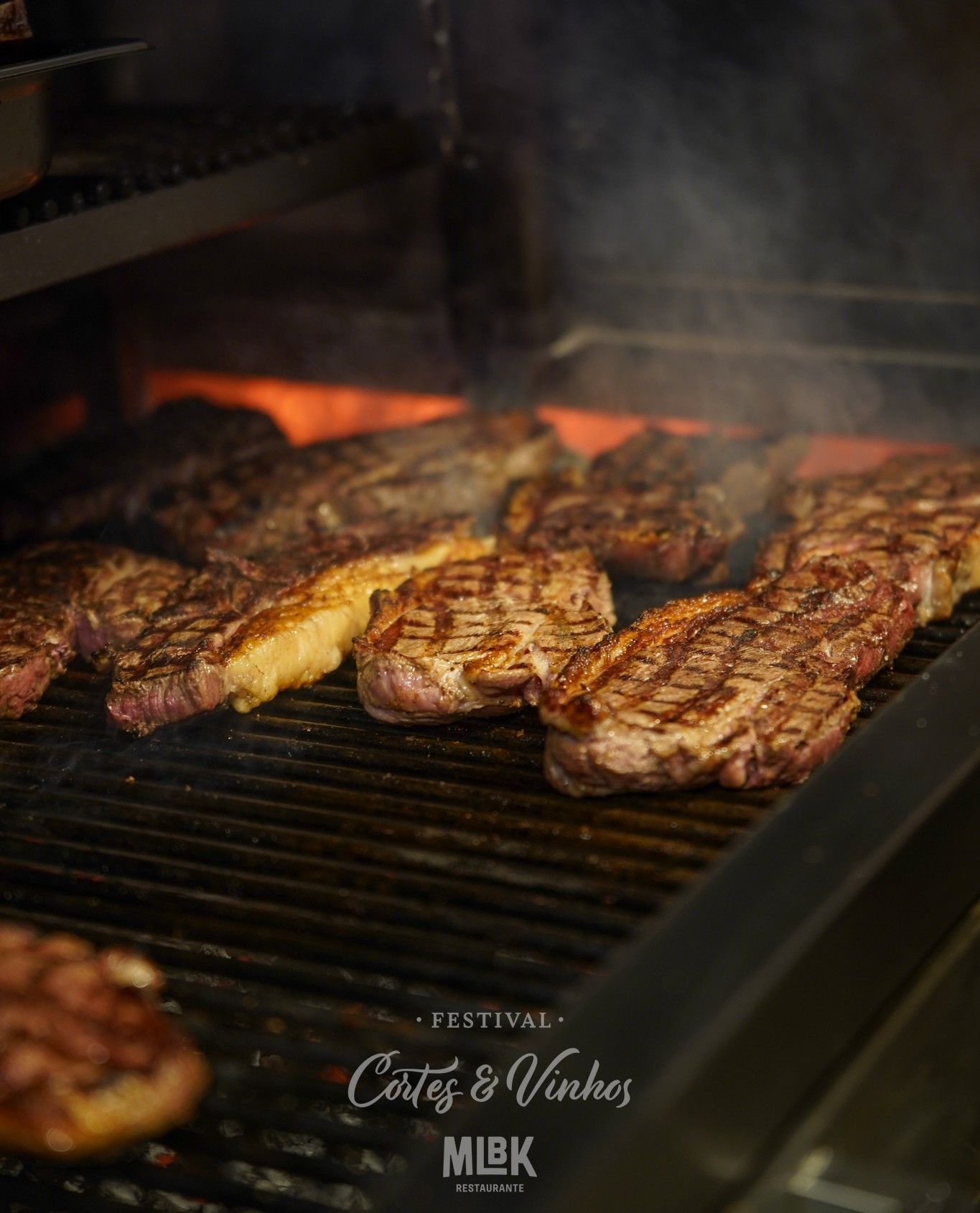 Cortes de carne do dianteiro bovino nobre Angus na parrilla do MLBK Restaurante em Gramado