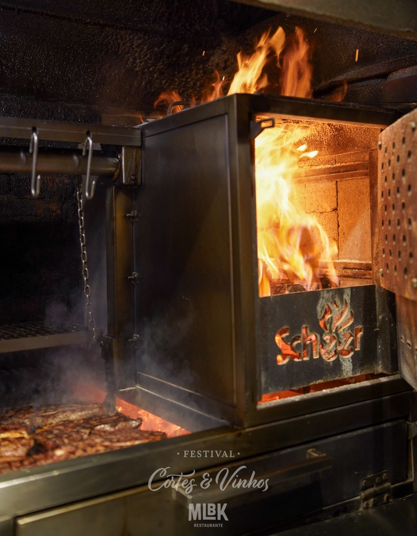 Carnes Angus sendo preparadas na parrilla durante o festival Cortes & Vinhos no MLBK Restaurante em Gramado Carnes Angus sendo preparadas na parrilla durante o festival Cortes & Vinhos no MLBK Restaurante em Gramado
