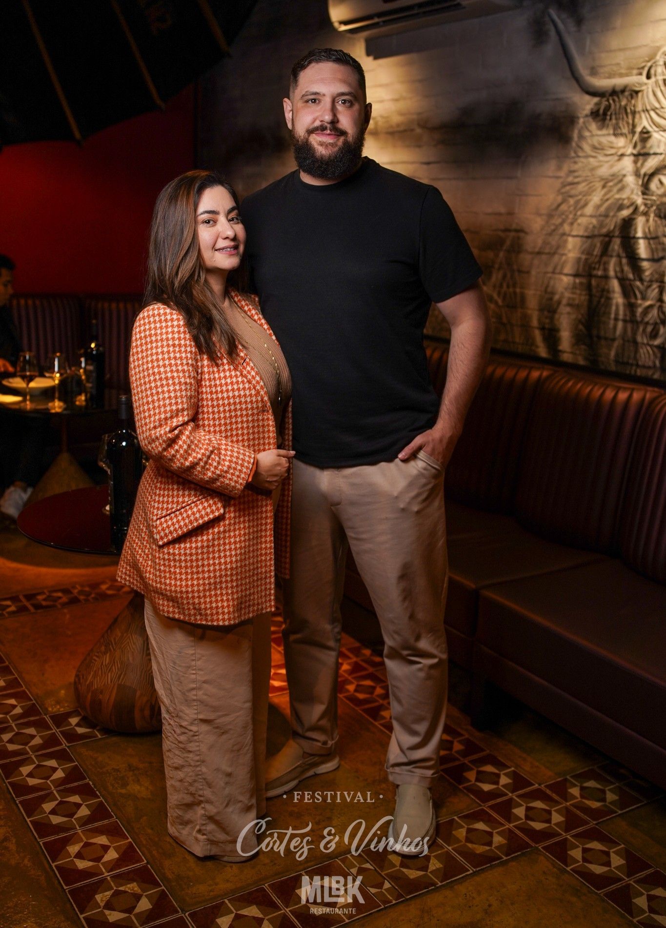 Tiane Berny, do blog Gramado Oficial e seu marido Thalles Castro no Festival Cortes & Vinhos no MLBK Restaurante em Gramado Tiane Berny, do blog Gramado Oficial e seu marido Thalles Castro no Festival Cortes & Vinhos no MLBK Restaurante em Gramado
