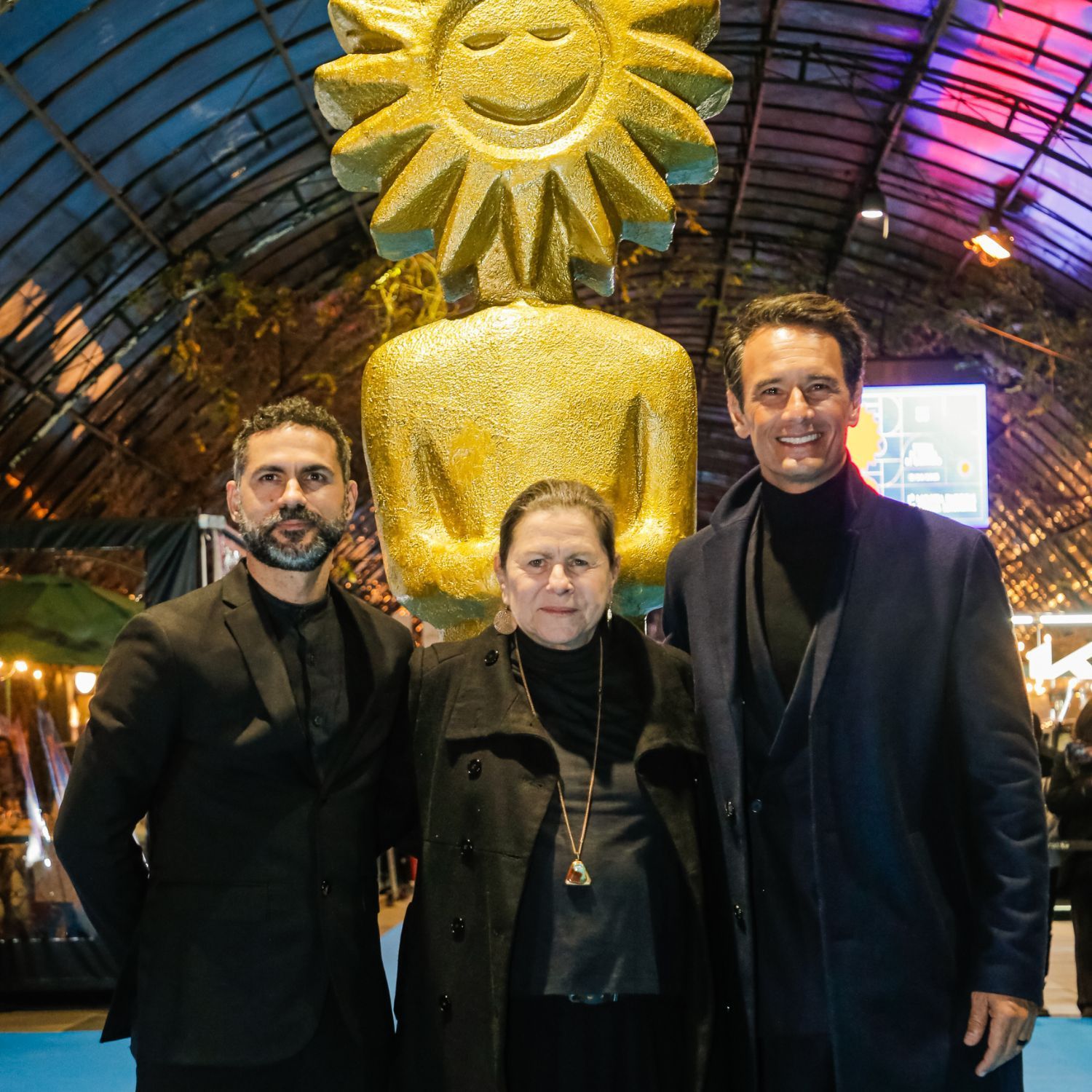 Diretor Gabriel Mascaro, atriz Denise Weinberg e o ator Rodrigo Santoro, do filme O Último Azul, no tapete Diretor Gabriel Mascaro, atriz Denise Weinberg e o ator Rodrigo Santoro, do filme O Último Azul, no tapete