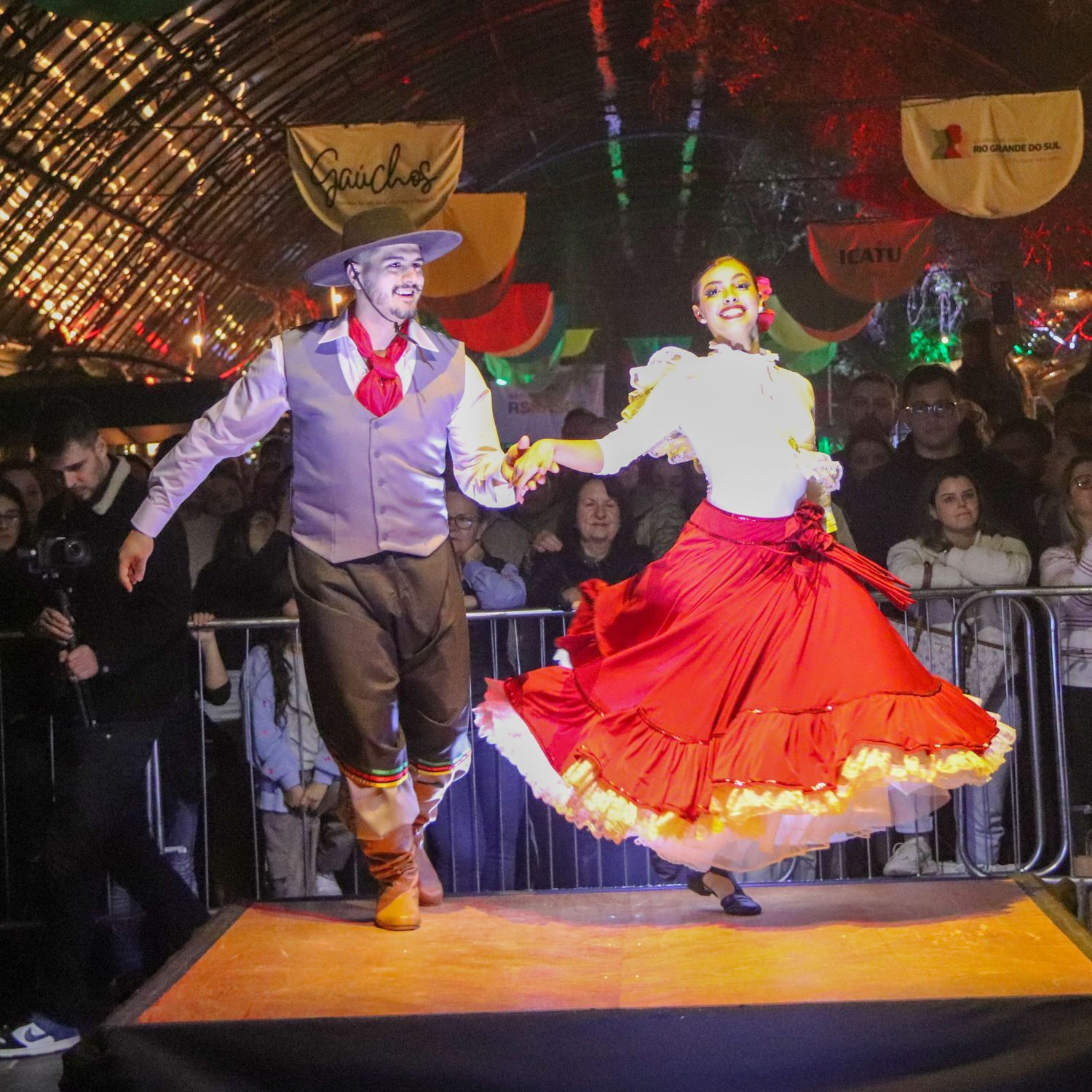 Espetáculo Gaúchos, dia 12, promete encantar e emocionar o público com com música, dança, luz e poesia - Foto: Duda Idalino Espetáculo Gaúchos, dia 12, promete encantar e emocionar o público com com música, dança, luz e poesia - Foto: Duda Idalino