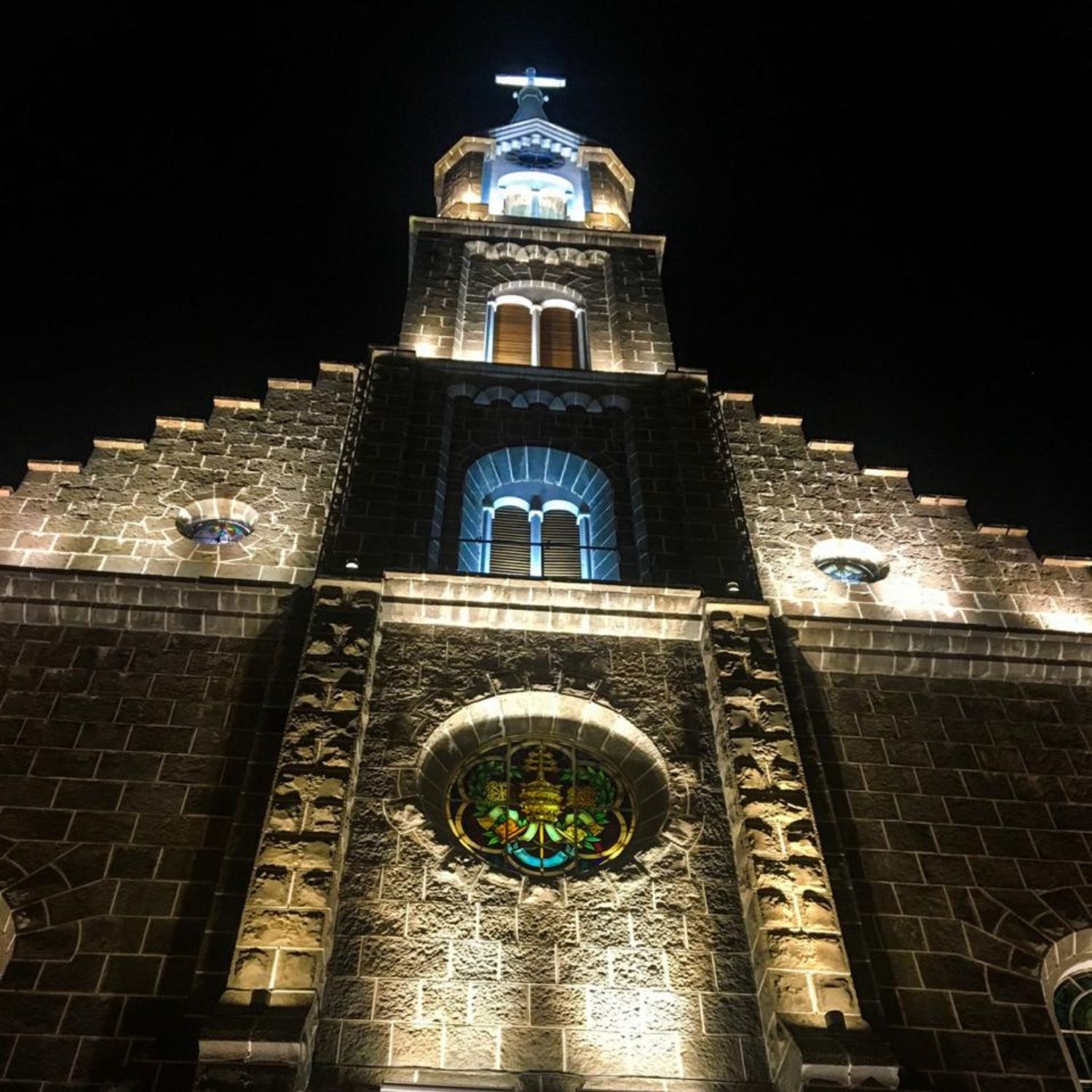 Igreja Matriz São Pedro em Gramado à noite