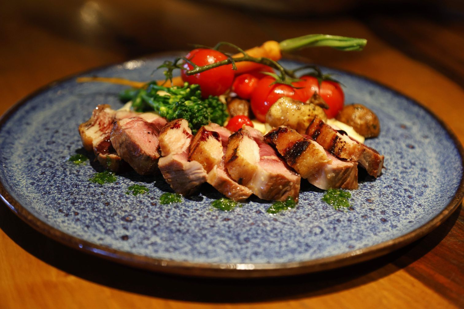 Lombo de cordeiro assado, purê de batata cremoso de queijo serrano e legumes braseados, no MLBK, em Gramado - Foto: Larry Silva Lombo de cordeiro assado, purê de batata cremoso de queijo serrano e legumes braseados, no MLBK, em Gramado - Foto: Larry Silva