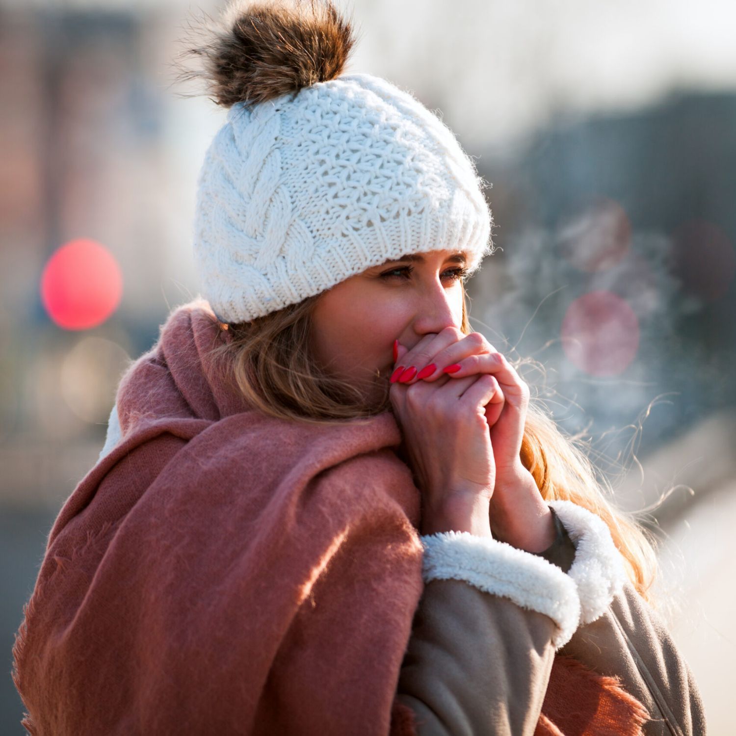 Mulher com frio no inverno