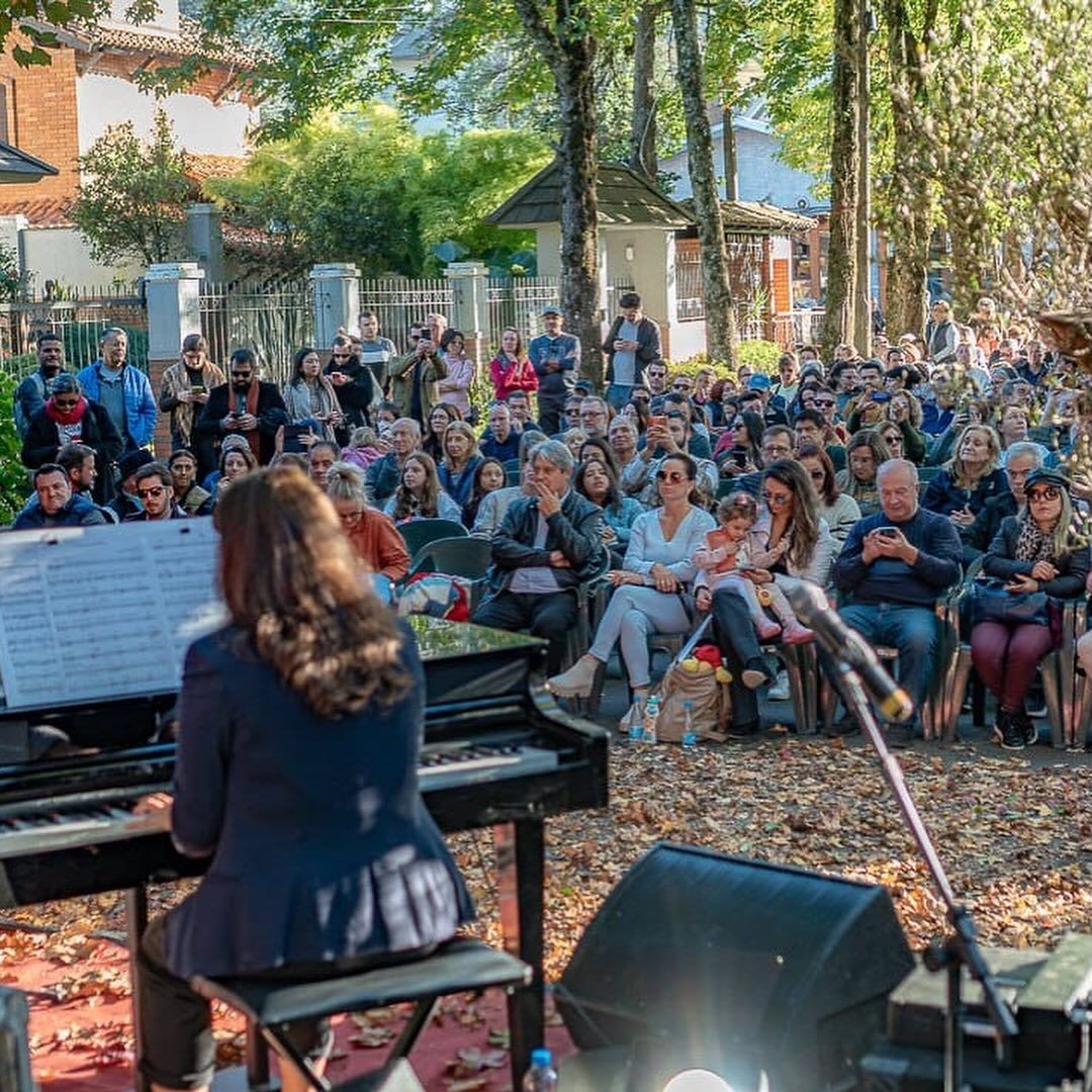 Público acompanhando o Festival Caminhos do Outono em 2024 - Foto Instagram Oficial do Evento