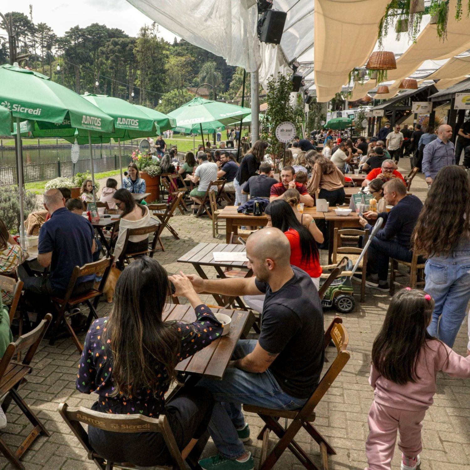 Público presente prestigiando o Festival de Gastronomia Gramado 2025 no Lago Joaquina Rita Bier Público presente prestigiando o Festival de Gastronomia Gramado 2025 no Lago Joaquina Rita Bier