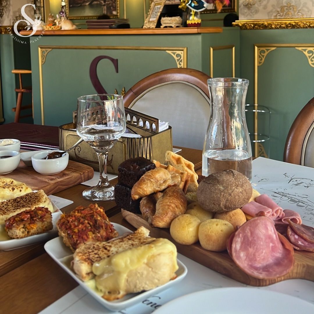 Sereníssima Panetteria - Cafeteria em Gramado com o Café Colonial à Tavola com pães artesanais, focaccias, bruschettas, queijos selecionados, embutidos, bolos caseiros, doces, bebidas quentinhas e sucos
