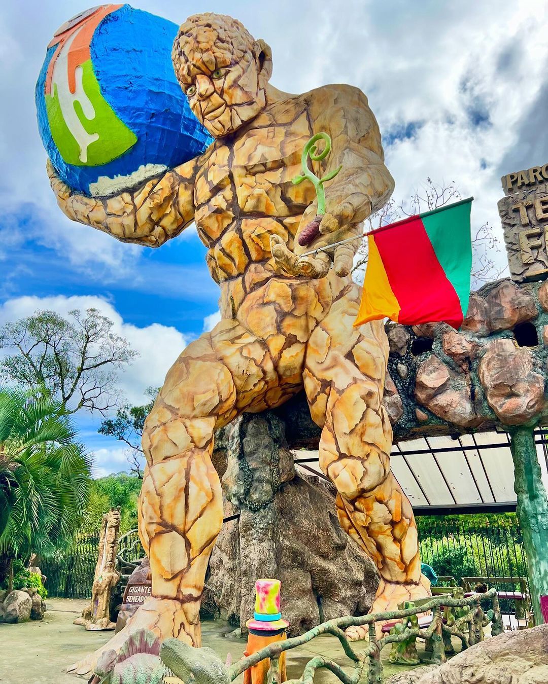 Estátua do Gigante Semeador no Parque Temático - Parque Terra Mágica Florybal em Canela - Serra Gaúcha | Gramado Oficial