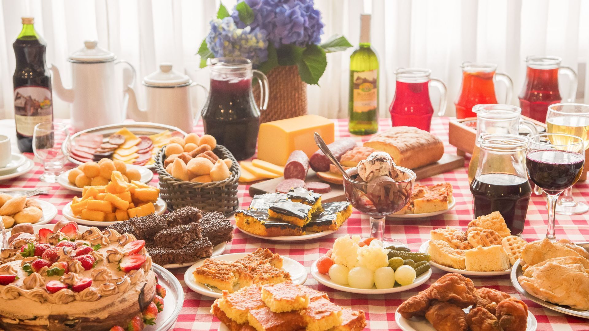 Mesa repleta de delícias no Café Colonial Bela Vista em Gramado. Gramado Serra Gaúcha