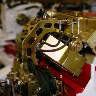 Un gros plan d'une machine avec beaucoup de fils qui en sortent