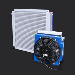 Deux radiateurs et un ventilateur sont assis l'un à côté de l'autre sur un fond noir.