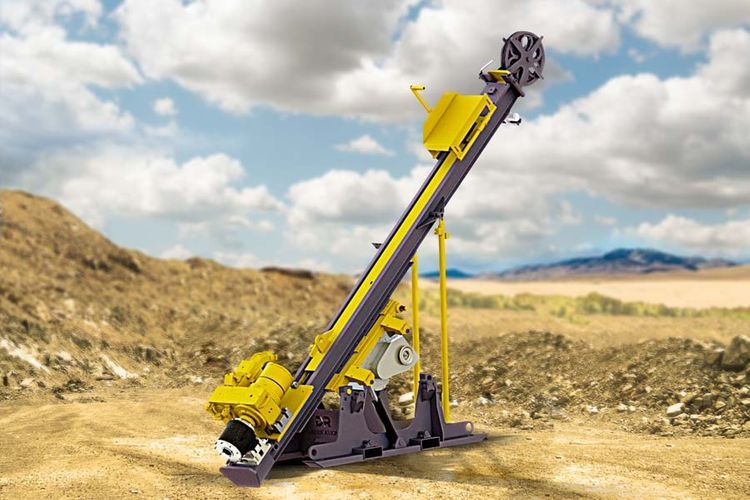 Une machine jaune et noire est assise au milieu d'un désert.