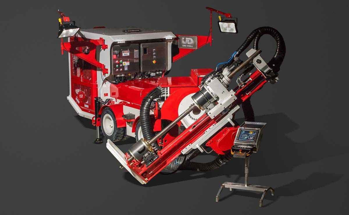 Une machine rouge et blanche est assise sur une surface noire.