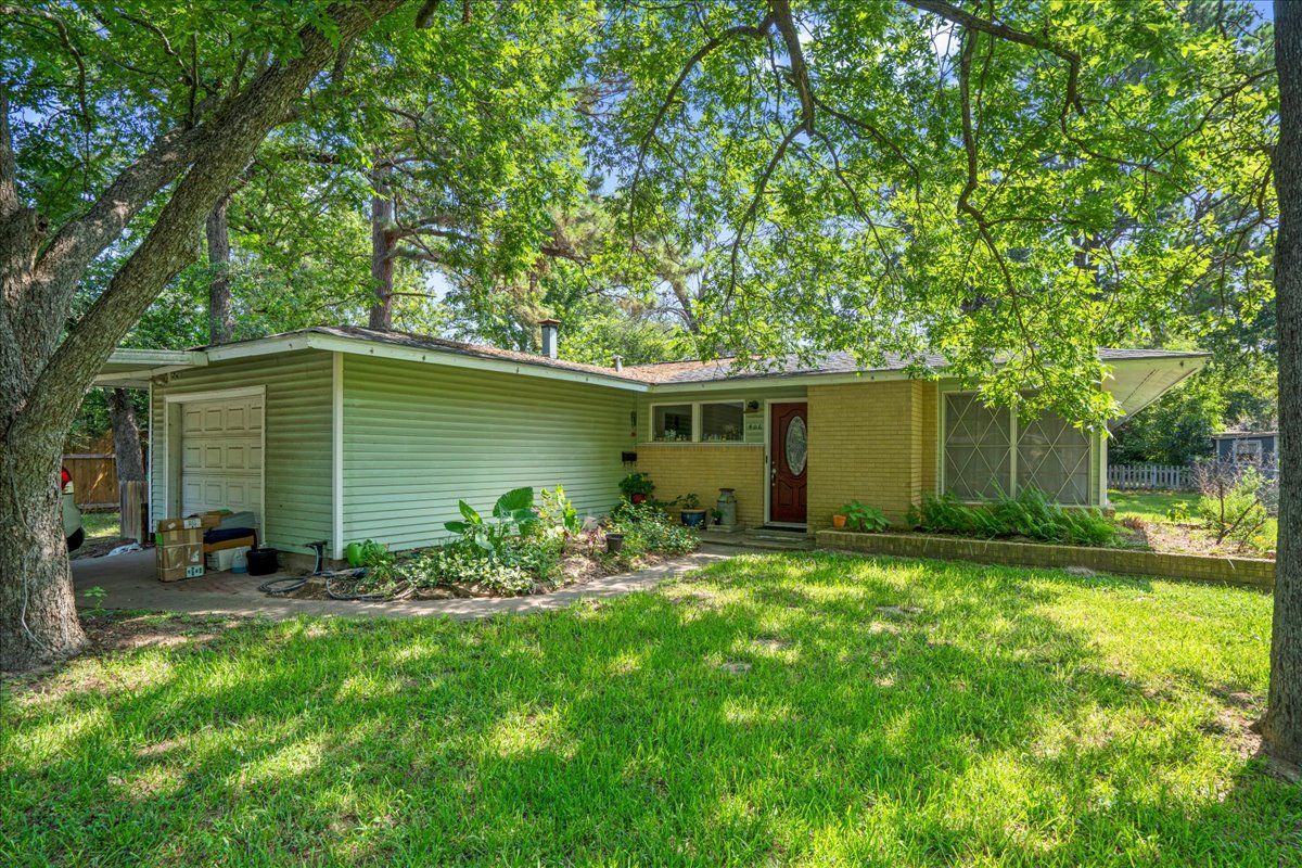 House with Wide Garden — Rockdale, TX — Carol Matous - Jim Currey Realty