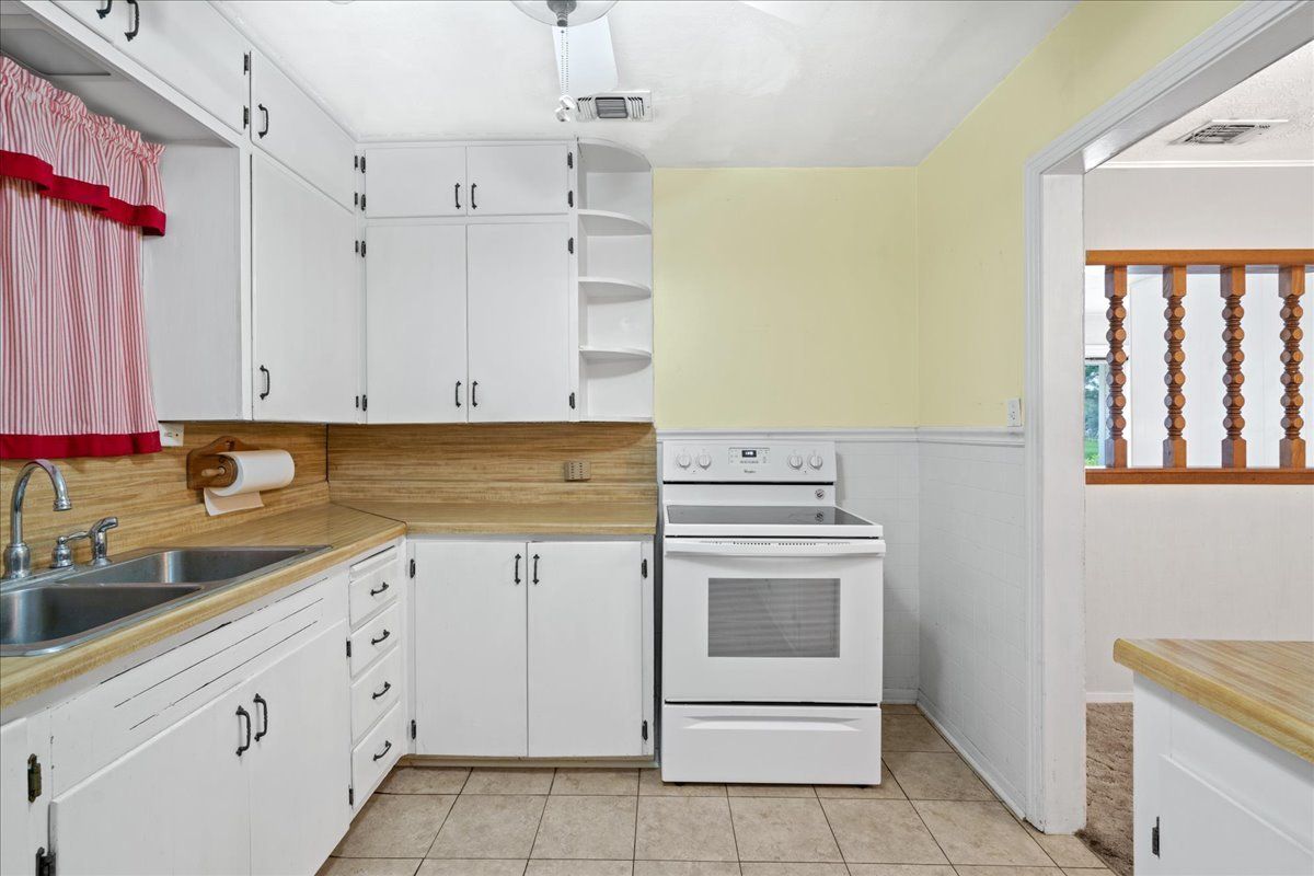 Kitchen with Appliances — Rockdale, TX — Carol Matous - Jim Currey Realty