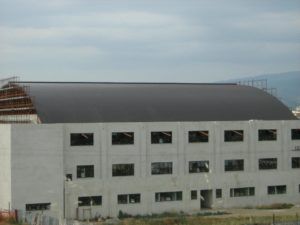 vista laterale di un edificio in costruzione