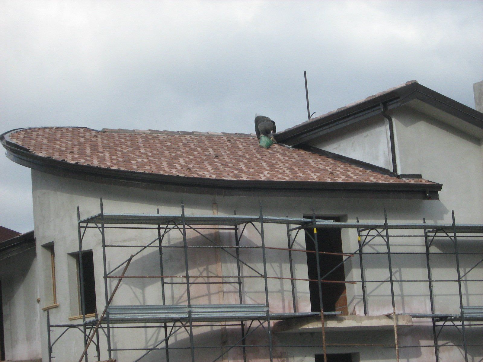 operaio sul tetto esegue un lavoro di ristrutturazione