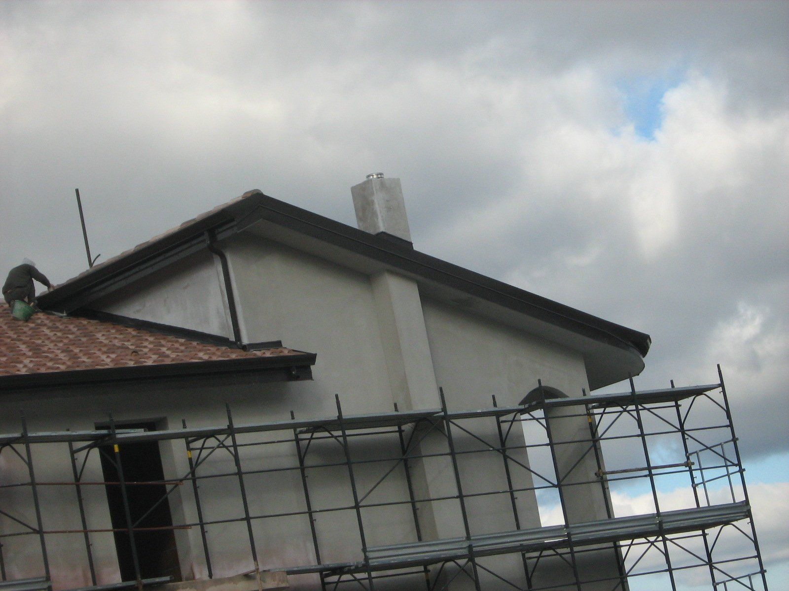 operaio sul tetto esegue un lavoro di ristrutturazione