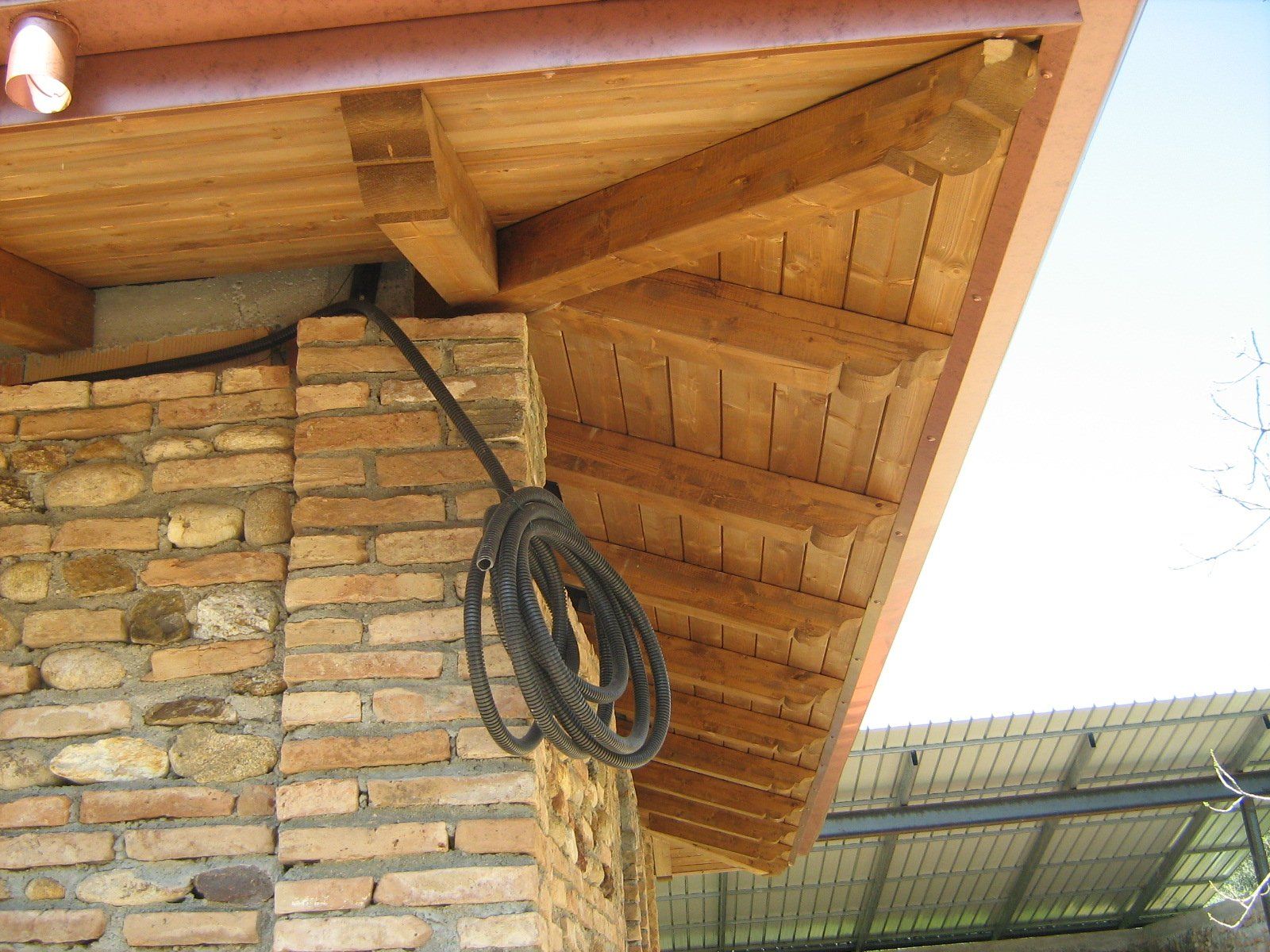 vista laterale di tetto in legno