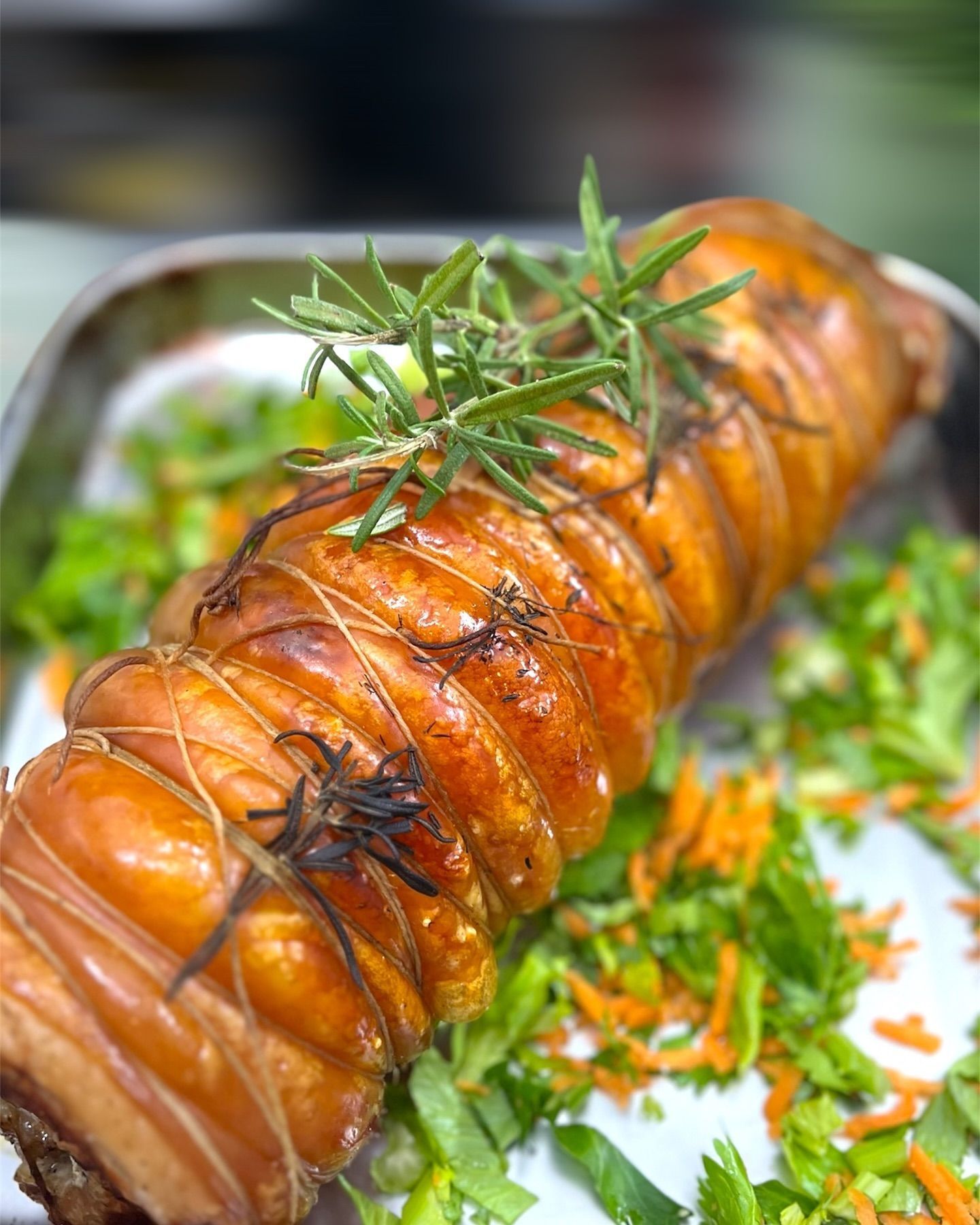 Primo piano di un pezzo di carne su un piatto con verdure.