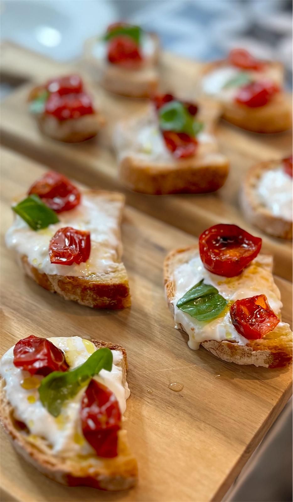 Un piatto bianco sormontato da due polpette fritte e ceci