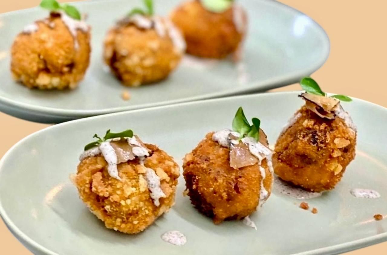 Un piatto bianco condito con sugo di pasta e formaggio