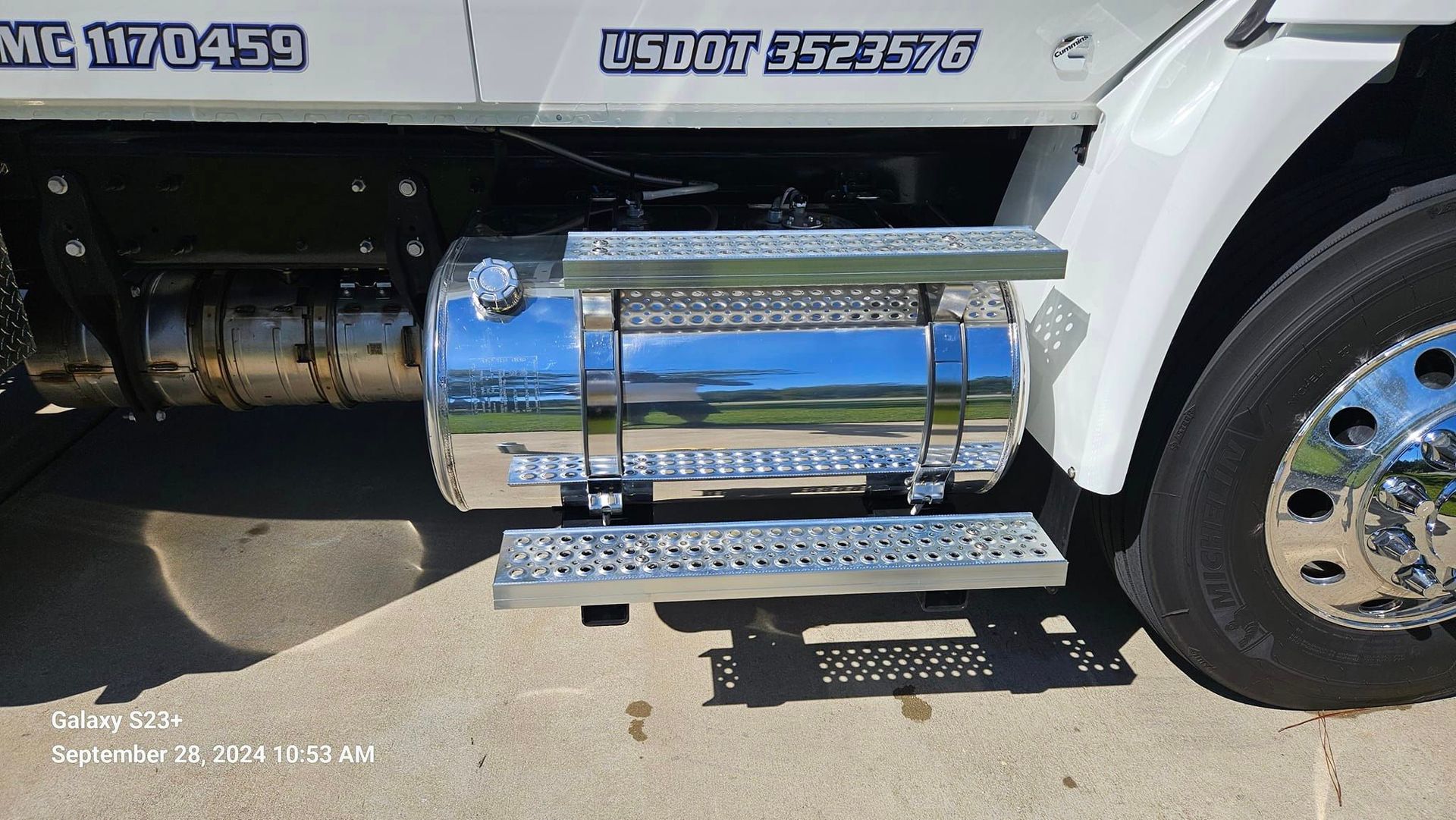 A white truck with usdot 3522876 written on the side