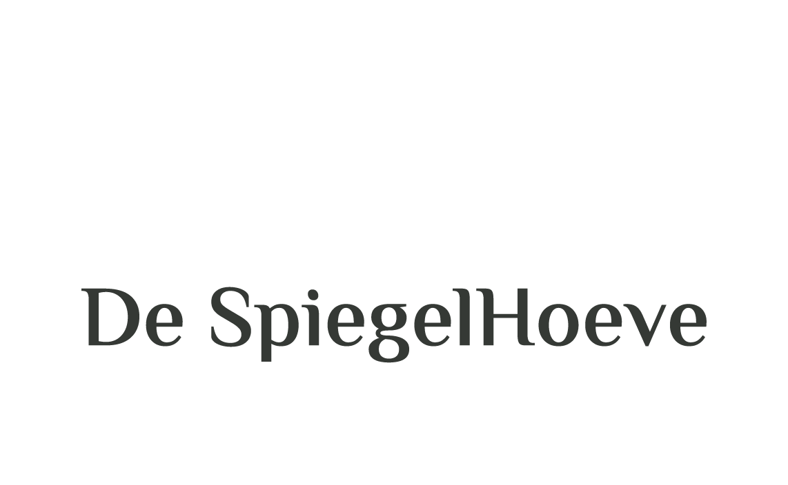 Een zwart-wit logo voor de spiegelhoeve op een witte achtergrond.