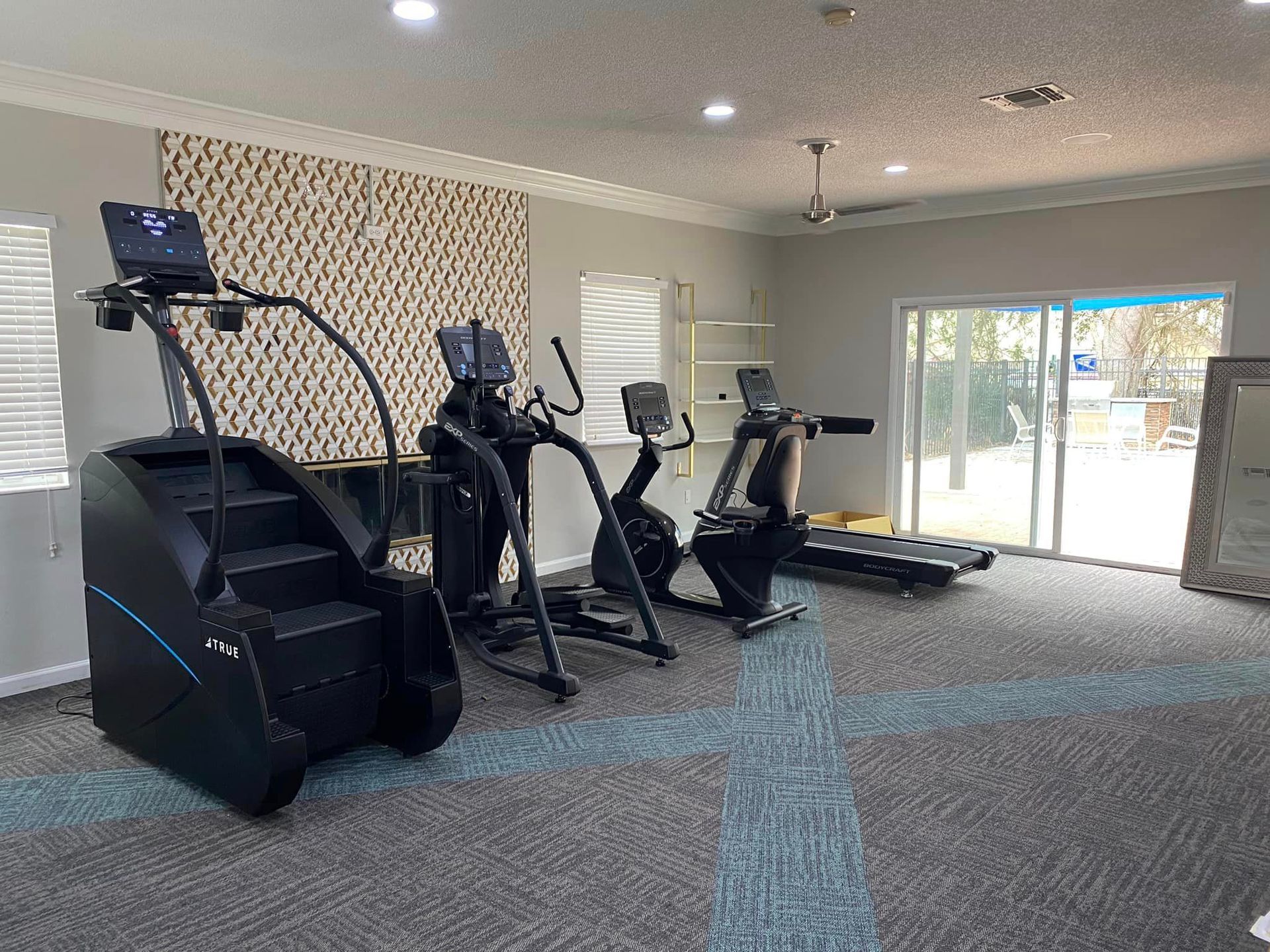 There are many different types of exercise equipment in this gym.