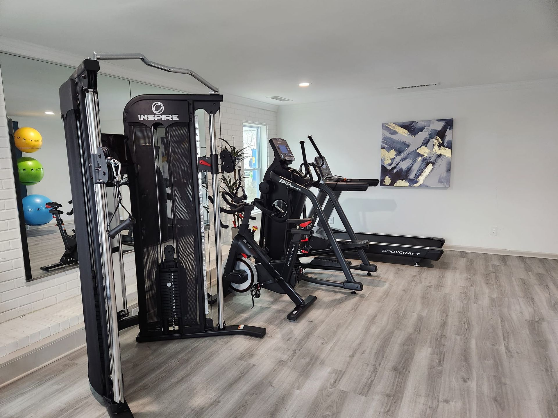 There are many different types of exercise equipment in this gym.