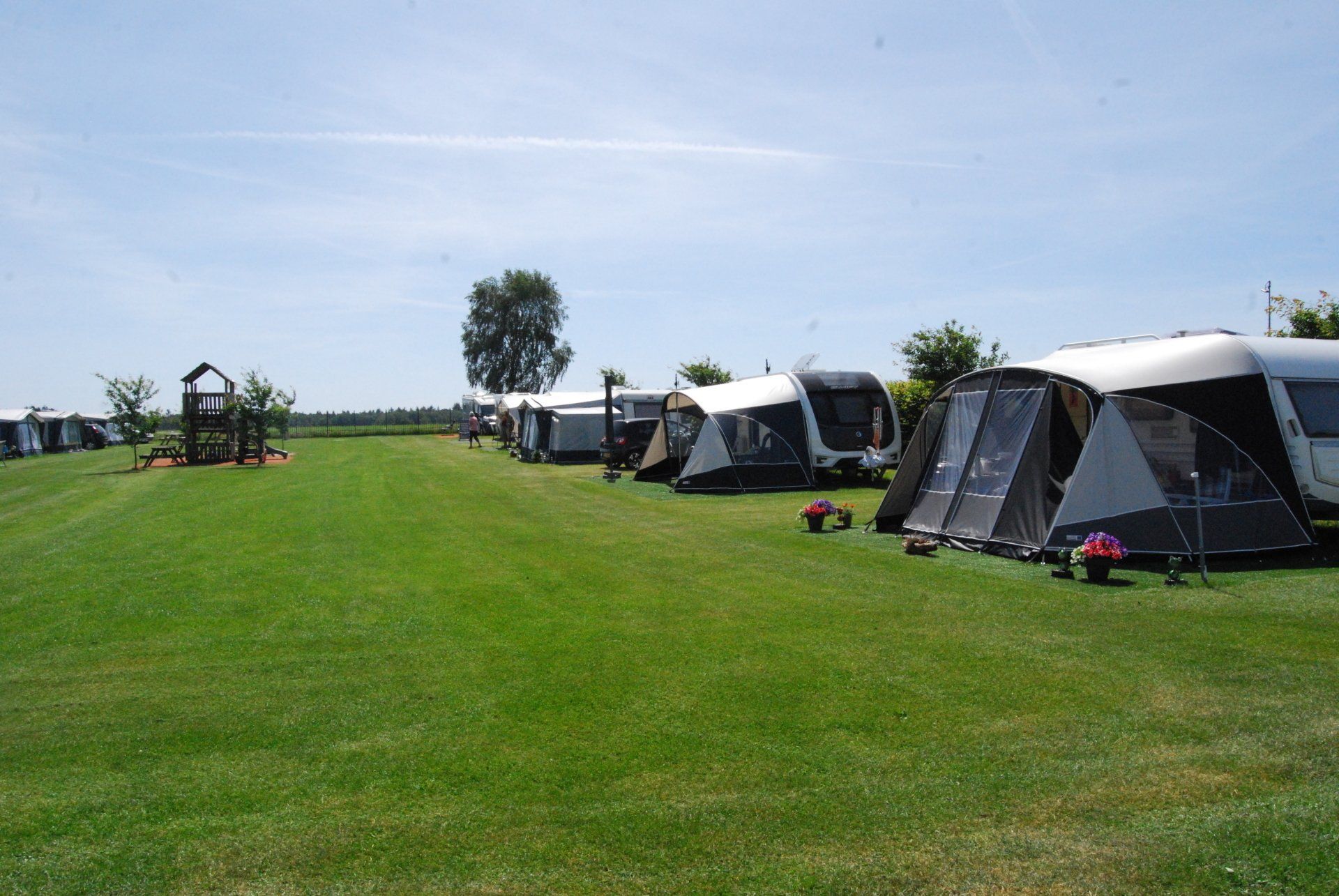 Caravans en campers op de camping