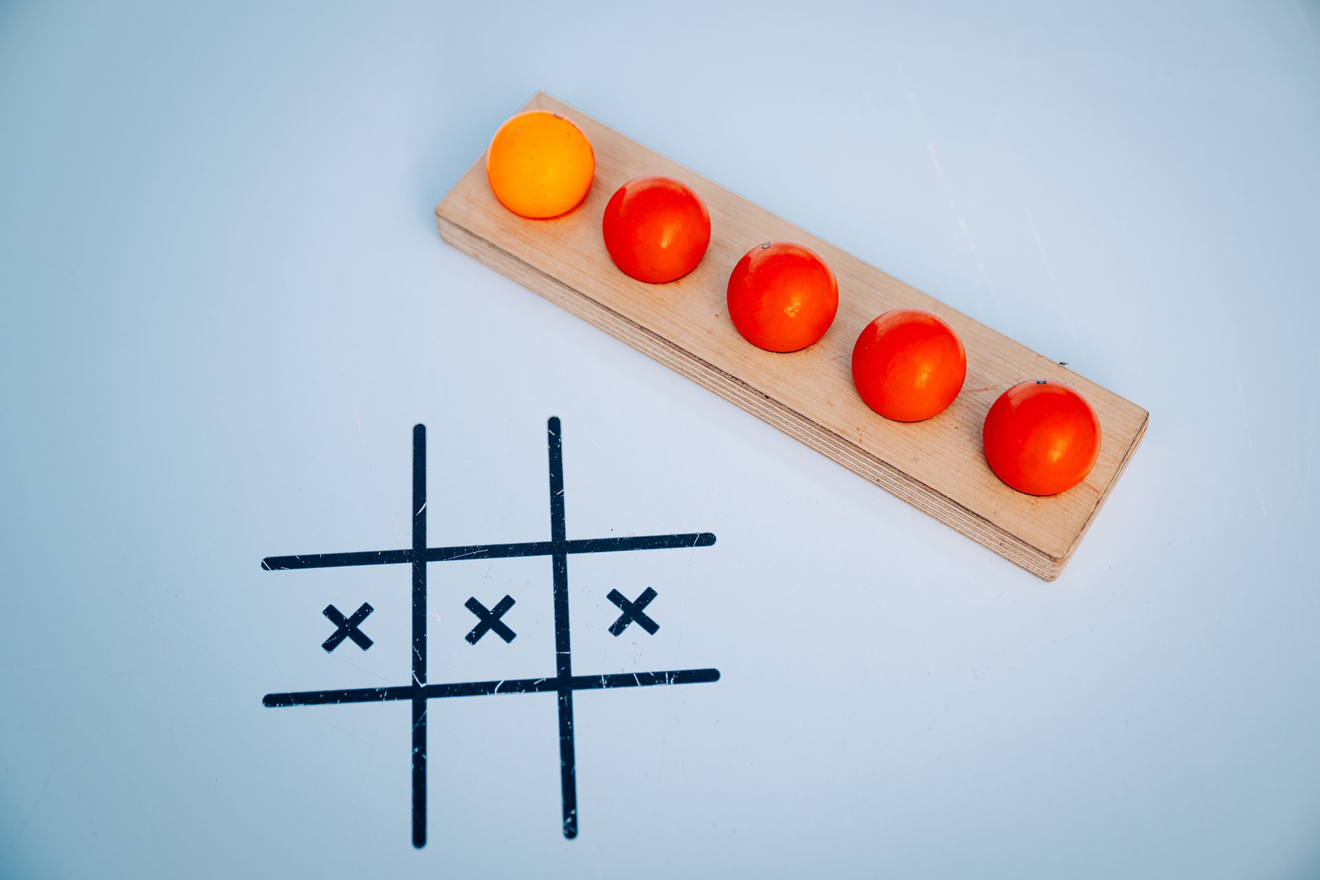 Drewniany stół z białą tablicą, na której widnieje napis „tm 447”