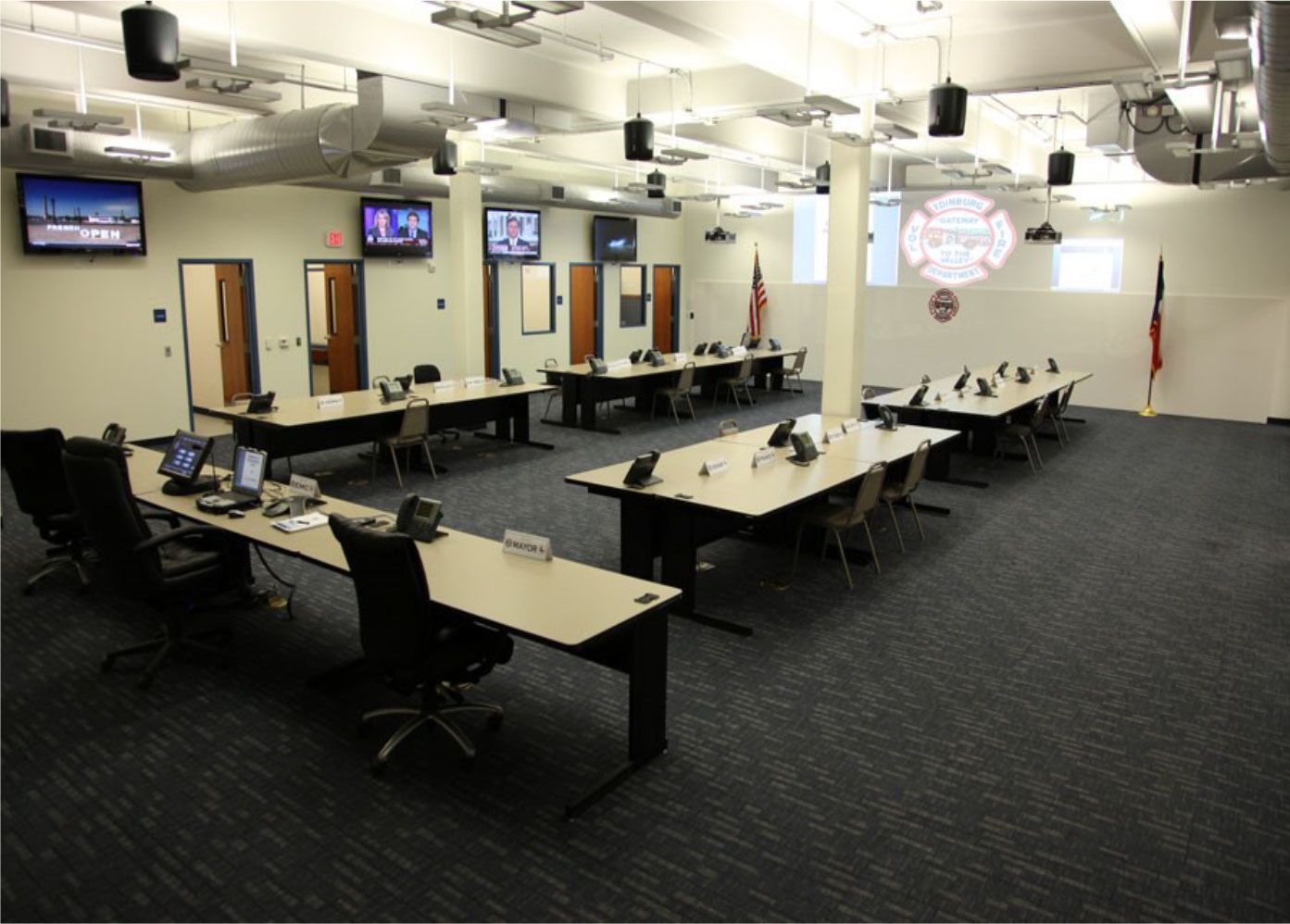 A large room with a lot of tables and chairs