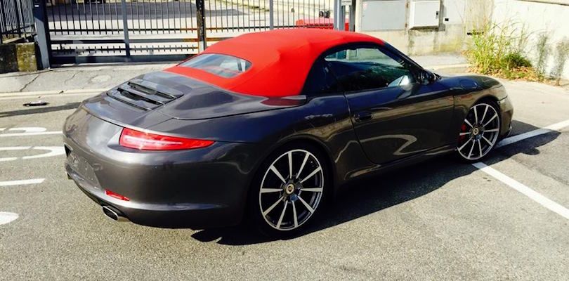 Porsche modificata per apparire più elegante, con capotte rossa